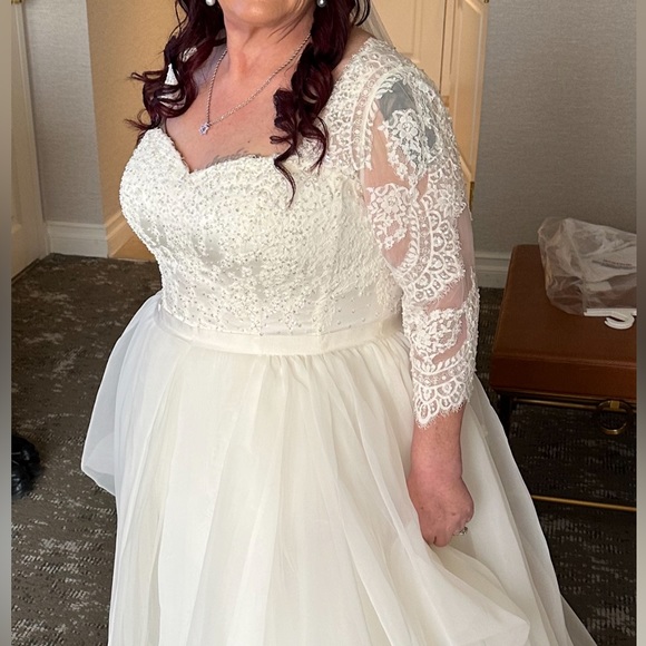 Beautiful Plus size Wedding Dress - Picture 4 of 4